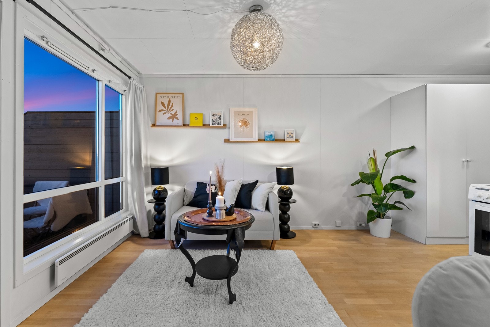 Det åpne rommet er naturlig delt inn i forskjellige brukssoner, der man har en sone for kjøkkenet og en sone for et sofahjørne. Galleribilde