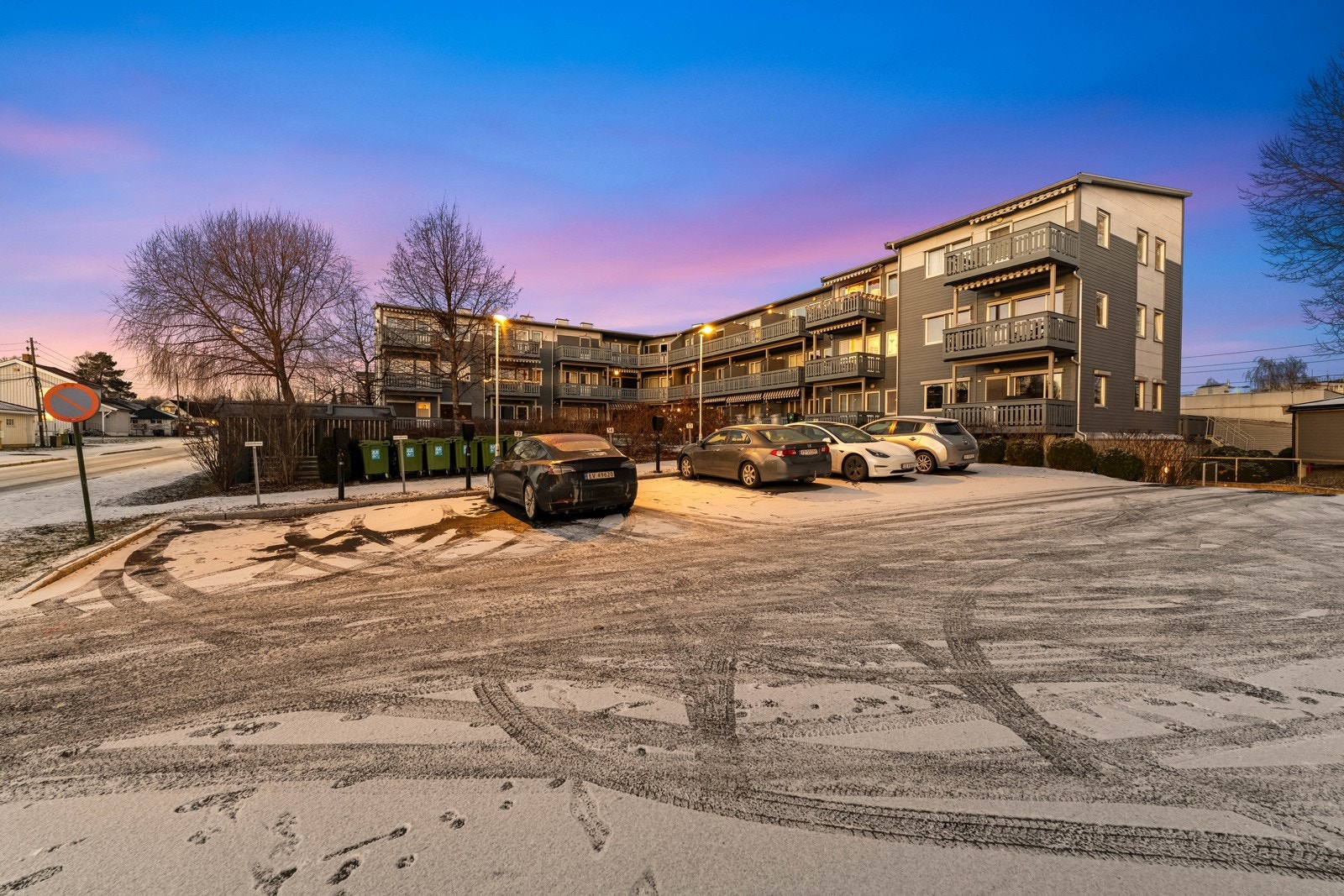 Med leiligheten følger det med rett til parkeringsplass. Galleribilde