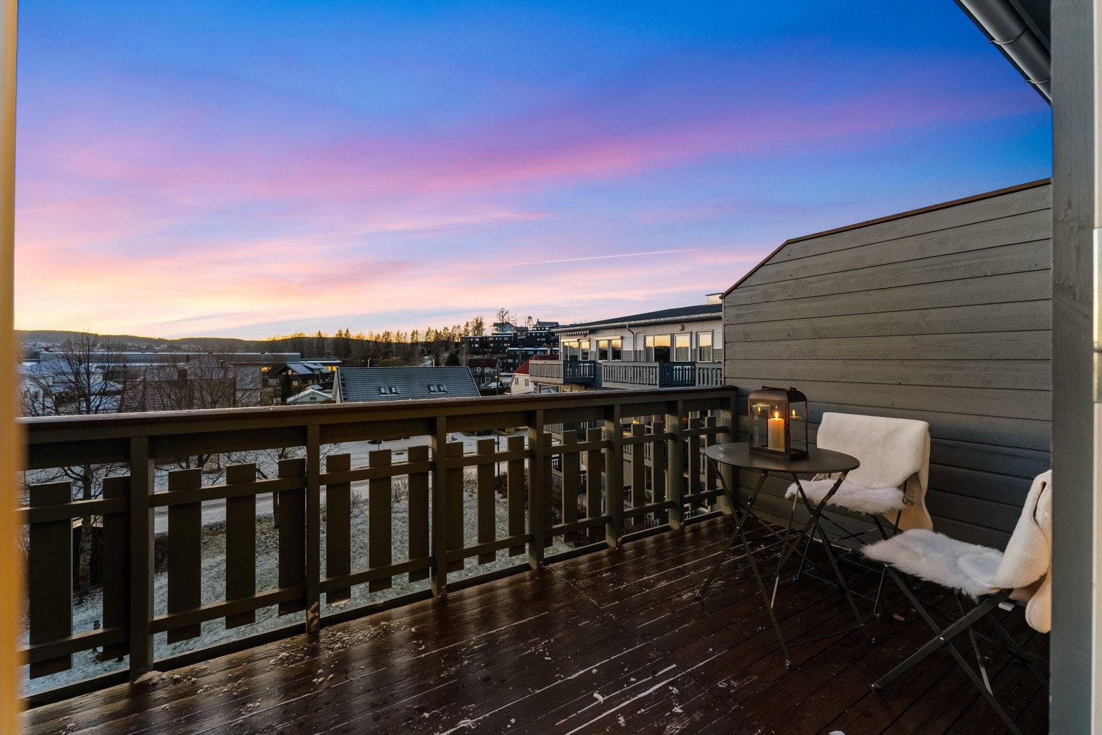 Fra stue/kjøkken området er det adkomst til en herlig, sørvestvendt veranda på ca 8 kvm. Galleribilde