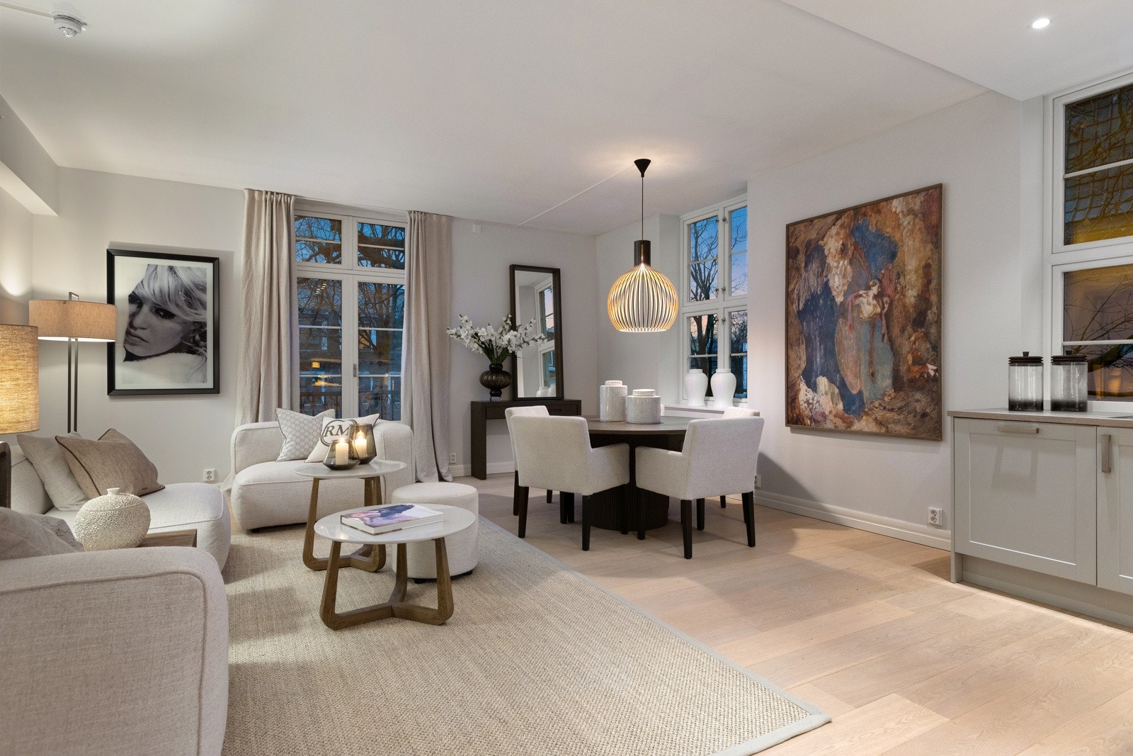 Leiligheten har en romslig og innbydende stue med store vindusflater som gir rikelig med naturlig lys og en behagelig atmosfære. Galleribilde