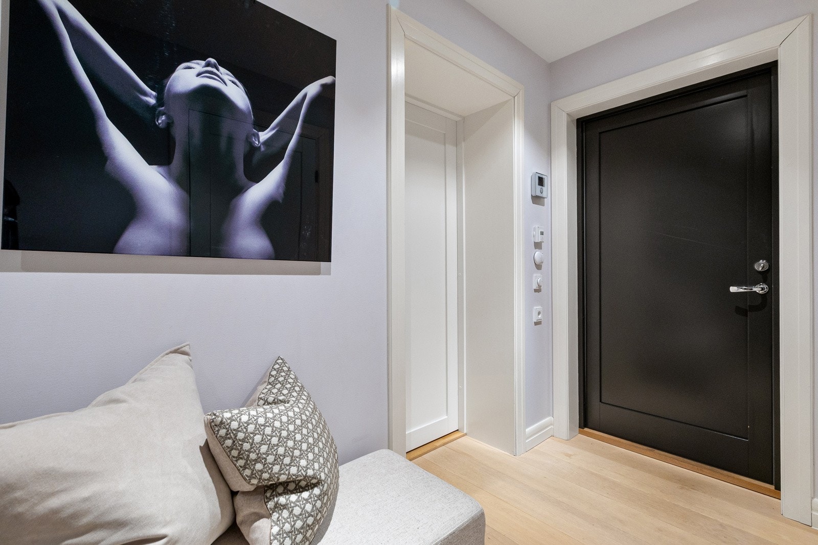 Lys og innbydende entré med god plass til yttertøy og oppbevaring. Galleribilde