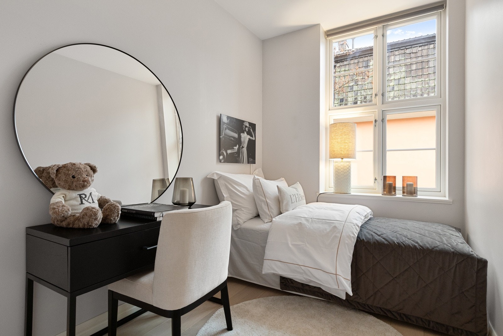 Soverom to egner seg godt som gjesterom, barnerom eller kontor. Rommet har store vinduer og lyse flater som gjør det enkelt å innrede. Galleribilde