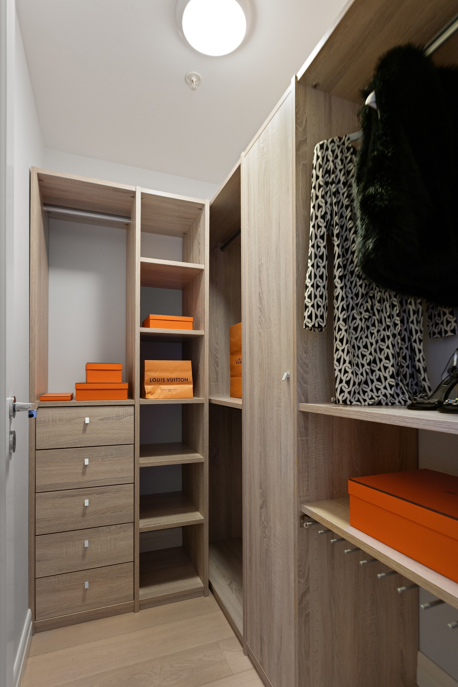 Herfra er det adkomst til en praktisk walk-in-garderobe med gode oppbevaringsløsninger. Galleribilde