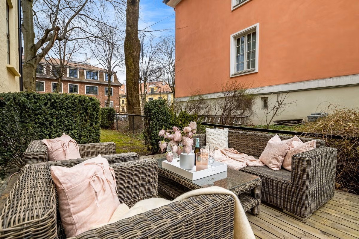 Felles terrasseplatting for sameiets beboere, møblert med spisebord og sofagruppe Galleribilde