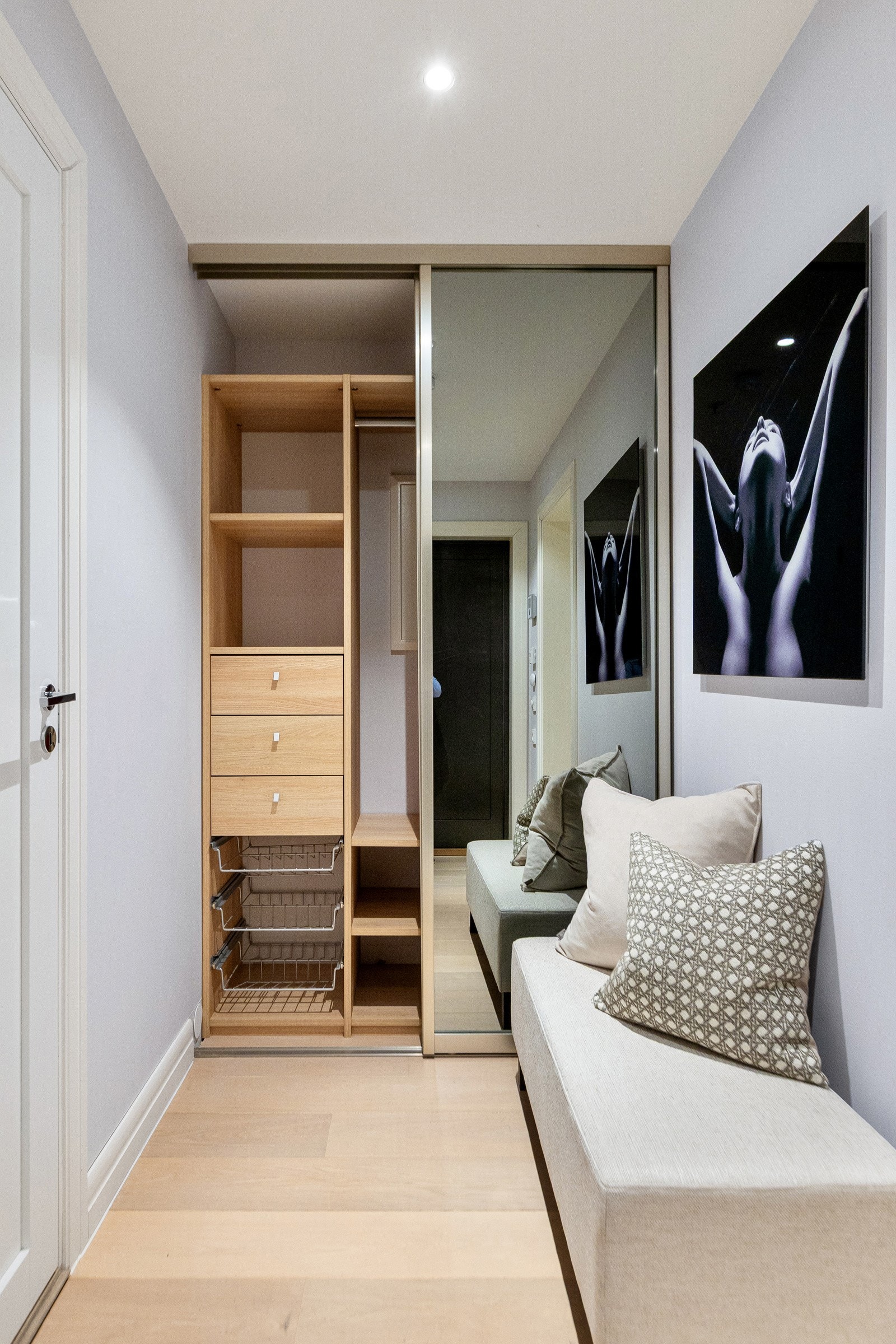 Rommet har en praktisk garderobeløsning med åpne hyller og heng som gir effektiv organisering av klær og sko. Galleribilde