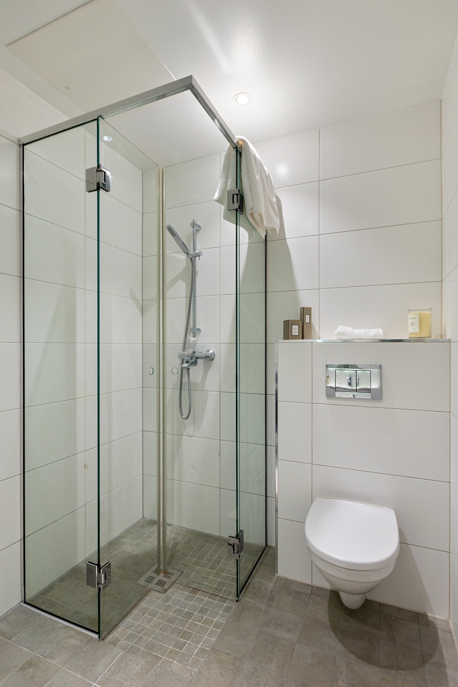 Veggene er flislagte, og gulvet har fliser med elektriske varmekabler som gir god varme. Galleribilde