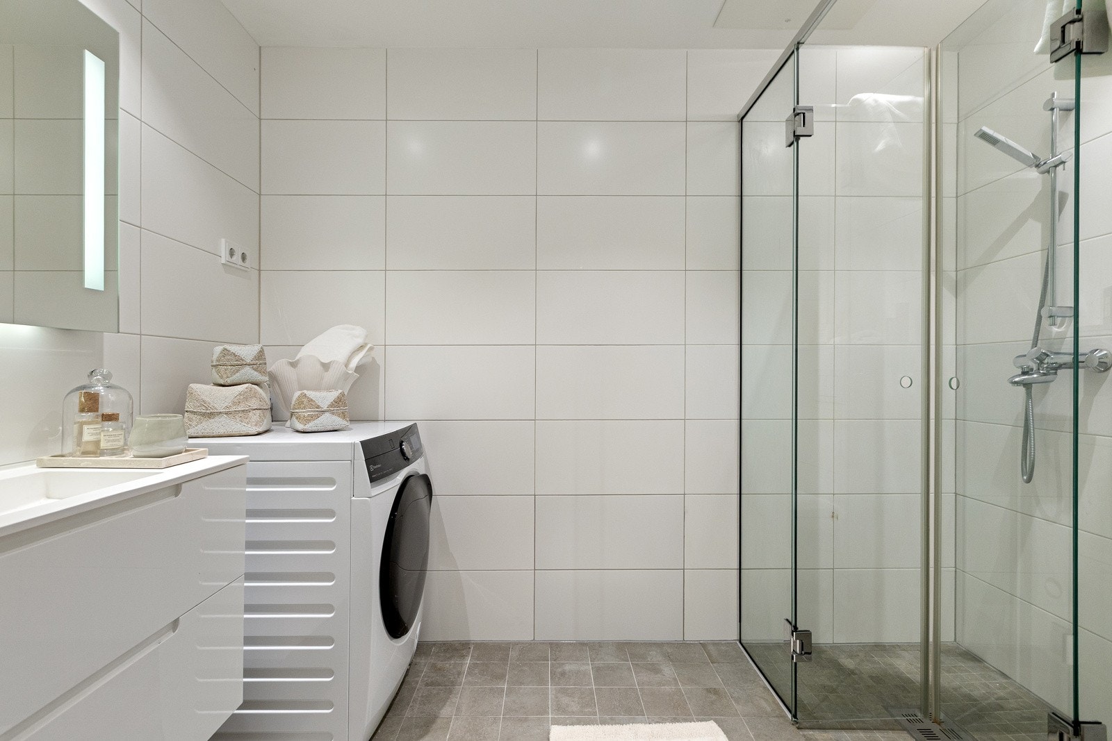 Rommet har servant med underskap, vegghengt toalett, dusjhjørne med glassvegger samt speil med integrert belysning. Det er opplegg for vaskemaskin. Galleribilde