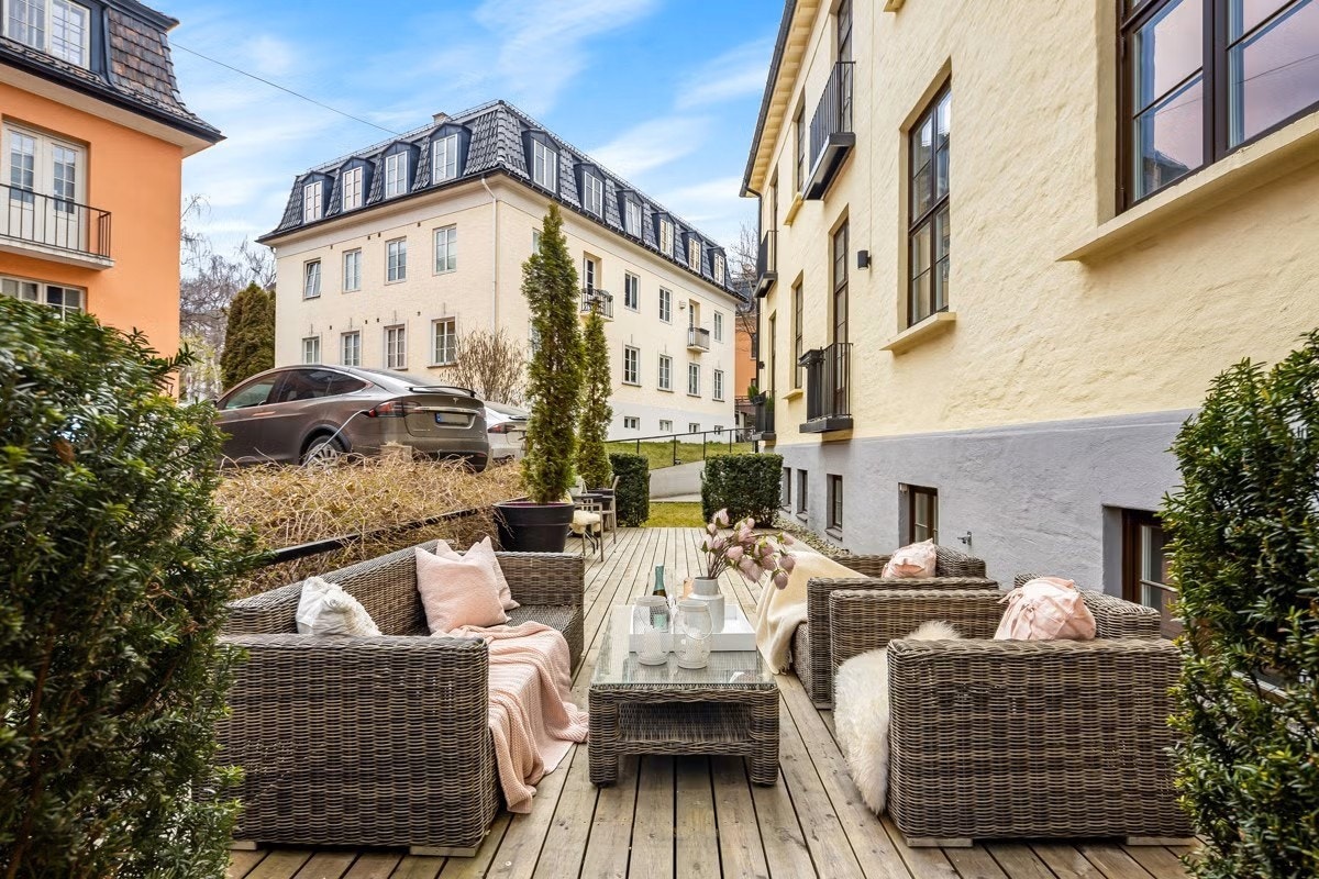 Pent opparbeidet fellesområdet med prydbusker og beplantning rundt på tomten Galleribilde