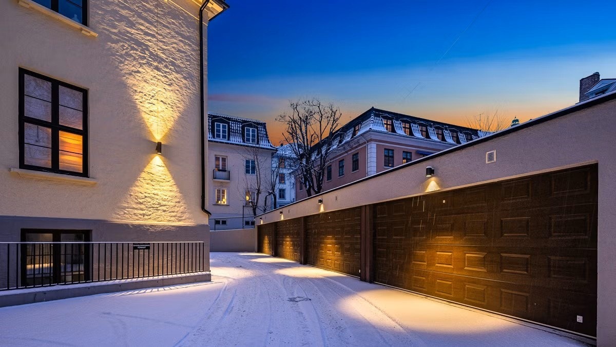 Boligen disponerer en garasjeplass med elbil-lader i felles garasjerekke. Dette følger av sameiets vedtekter. Galleribilde