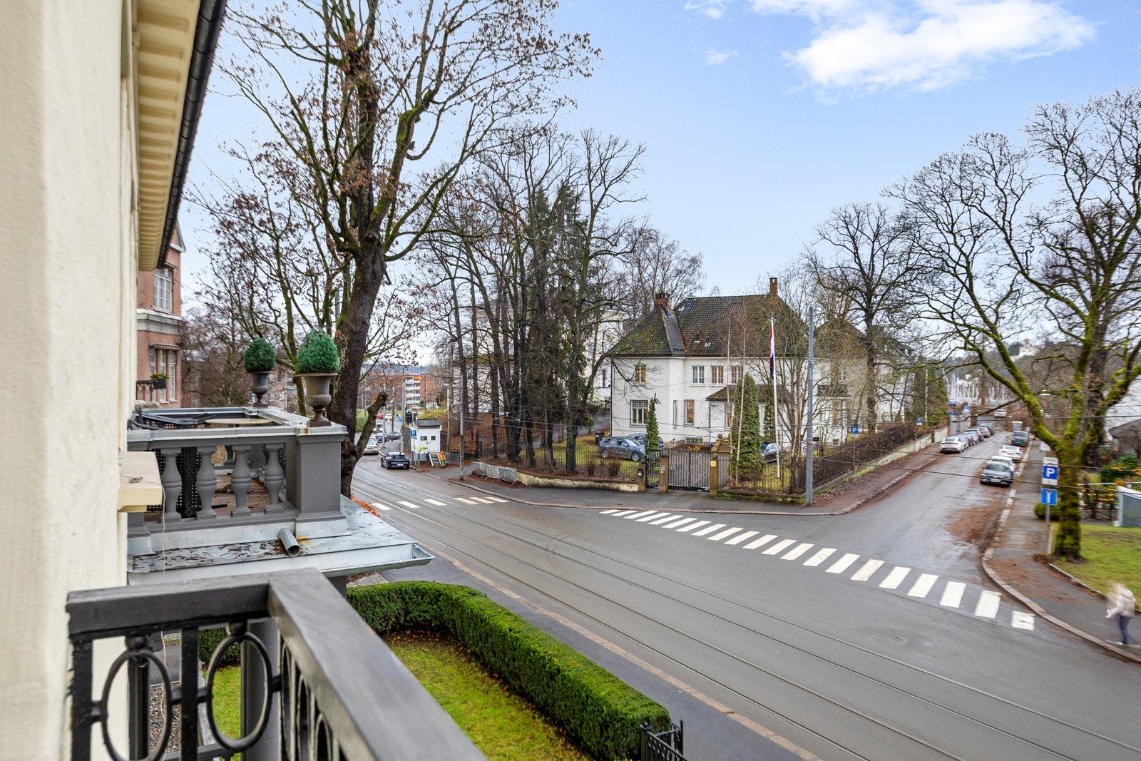 Fra stuen er det utgang til en fransk balkong som gir et luftig inntrykk og en fin visuell forbindelse mot omgivelsene. Galleribilde