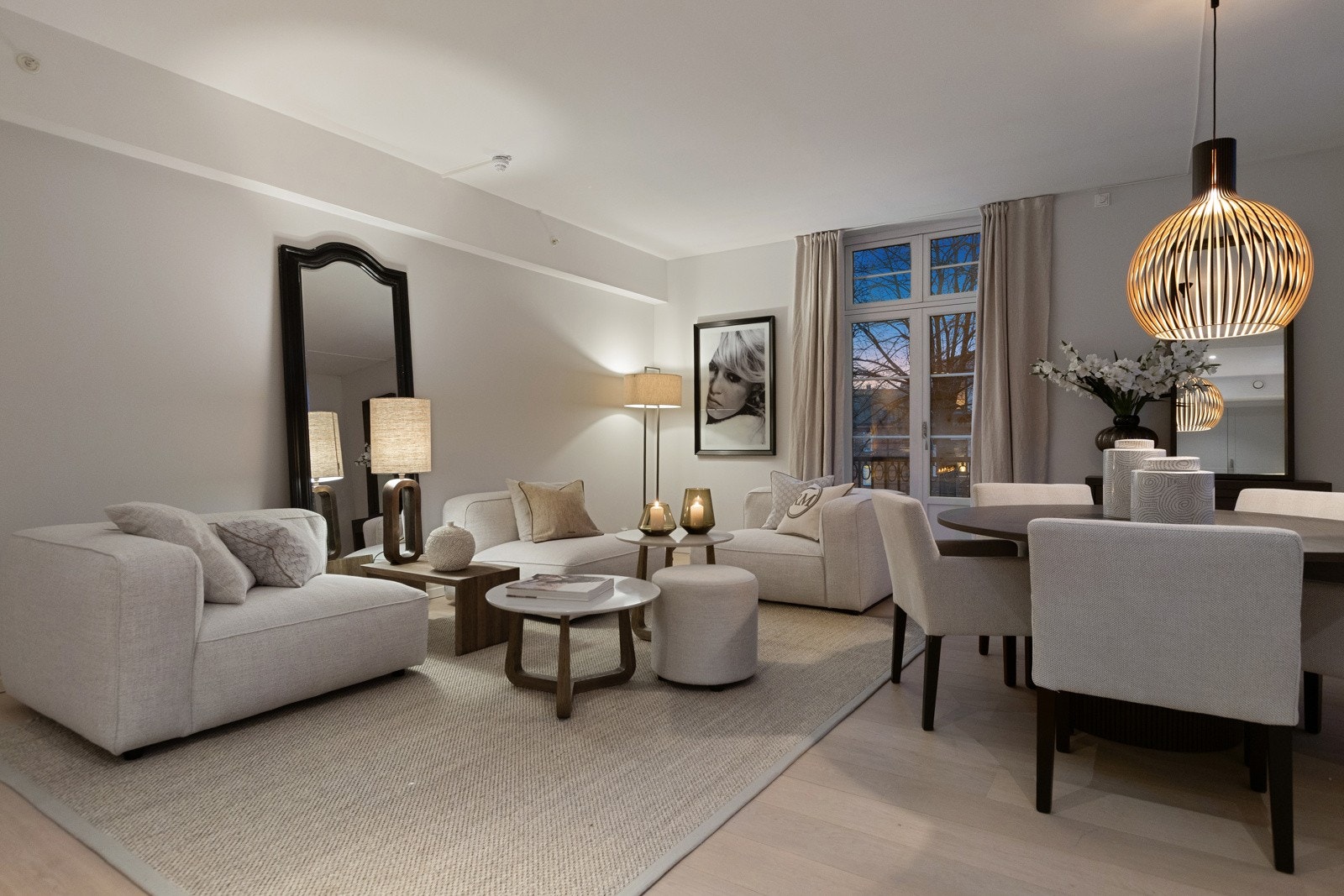 Rommet har en gjennomgående god takhøyde og åpen løsning mot kjøkkenet, noe som skaper en luftig og sosial sone. Galleribilde