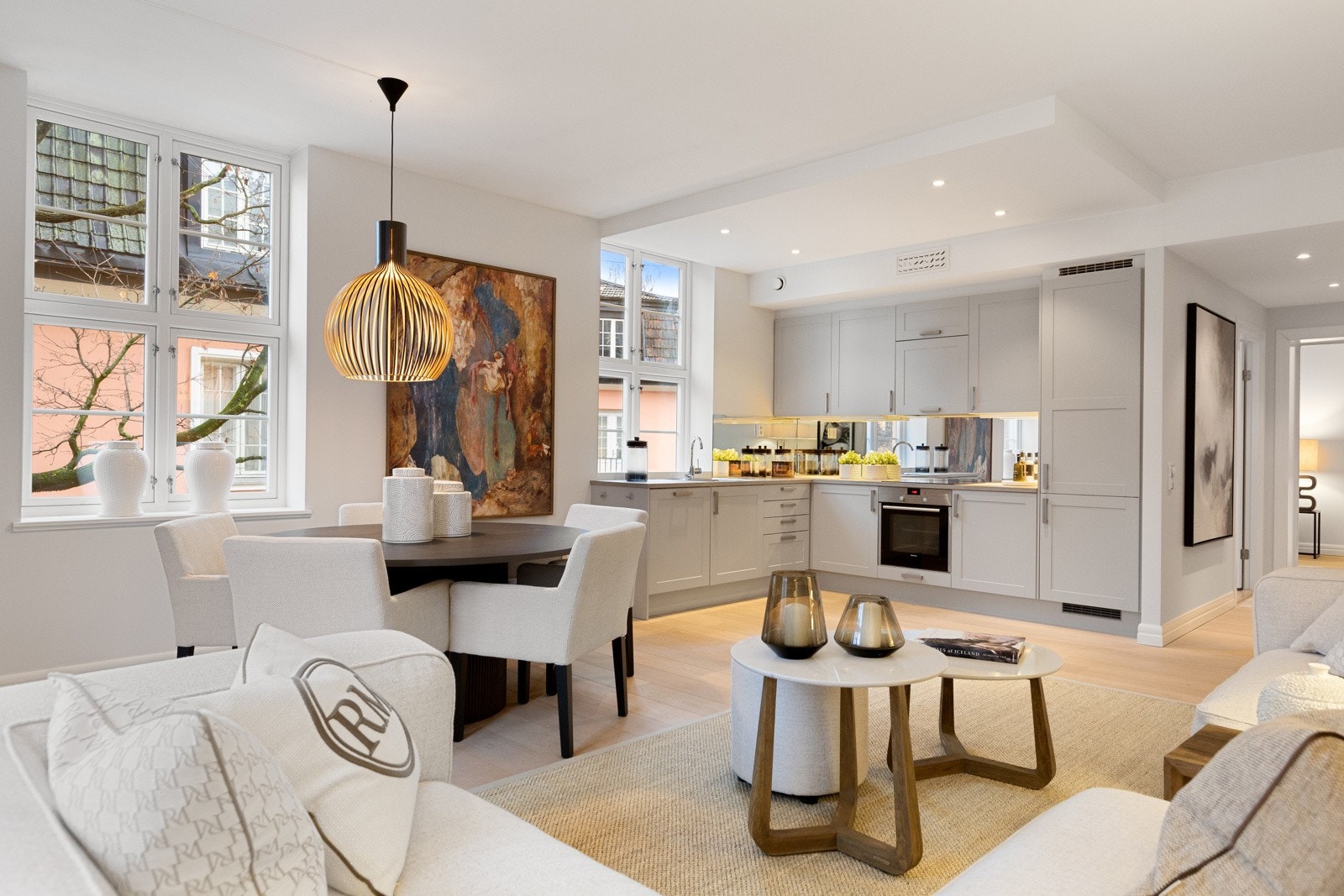 Lysmalte vegger og lyse gulver danner en harmonisk base, mens detaljer som integrert belysning og stilfulle materialvalg gir et moderne og tidsriktig preg. Galleribilde