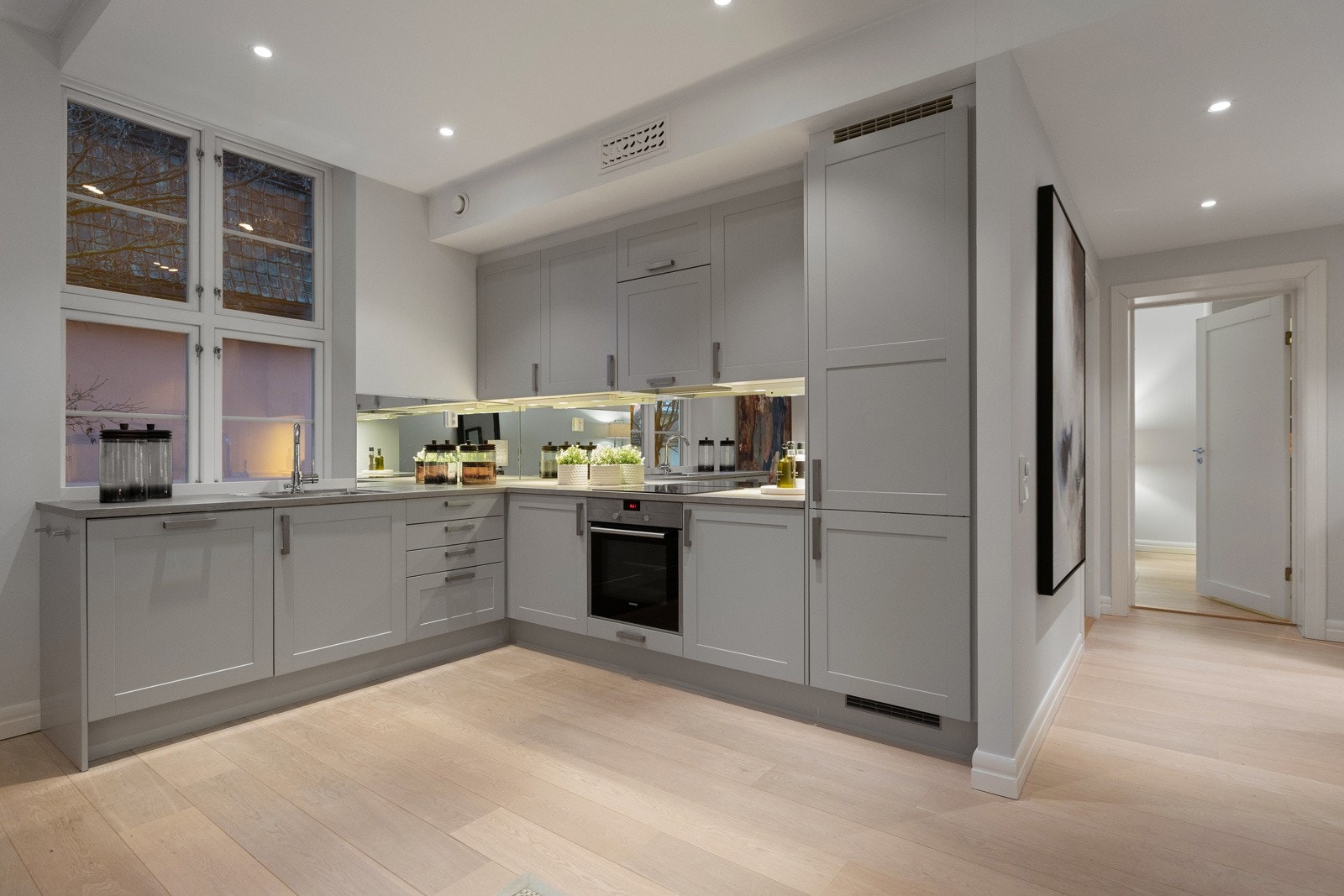 Kjøkkenet har integrerte hvitevarer bestående av stekeovn, induksjonstopp, oppvaskmaskin samt kjøl- og fryseskap, som til sammen gir en helhetlig og funksjonell kjøkkenløsning. Galleribilde