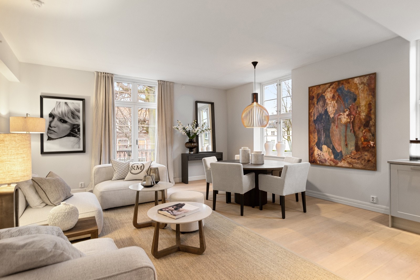 Stuen byr på svært gode møbleringsmuligheter, med plass til både sittegruppe, TV-løsning og spisebord. Galleribilde