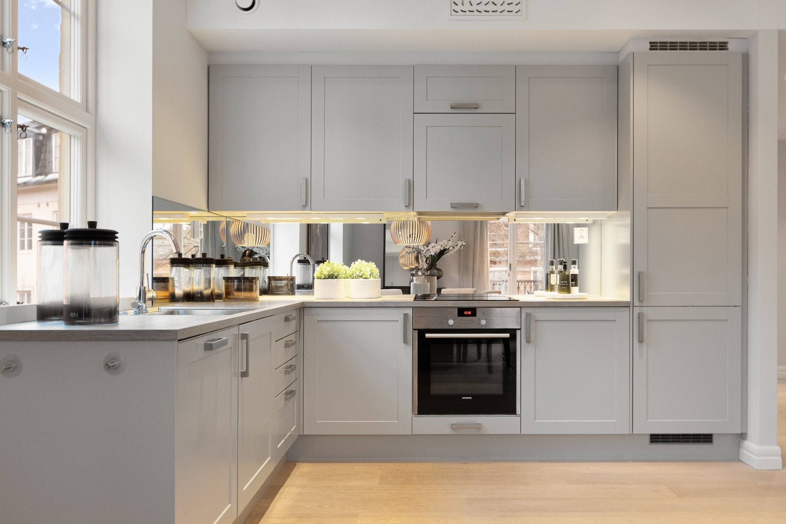 Kjøkkenet er innredet med kvalitetsrik Sigdal-kjøkkeninnredning fra 2014, med profilerte, malte fronter som gir et klassisk og tidløst uttrykk. Galleribilde