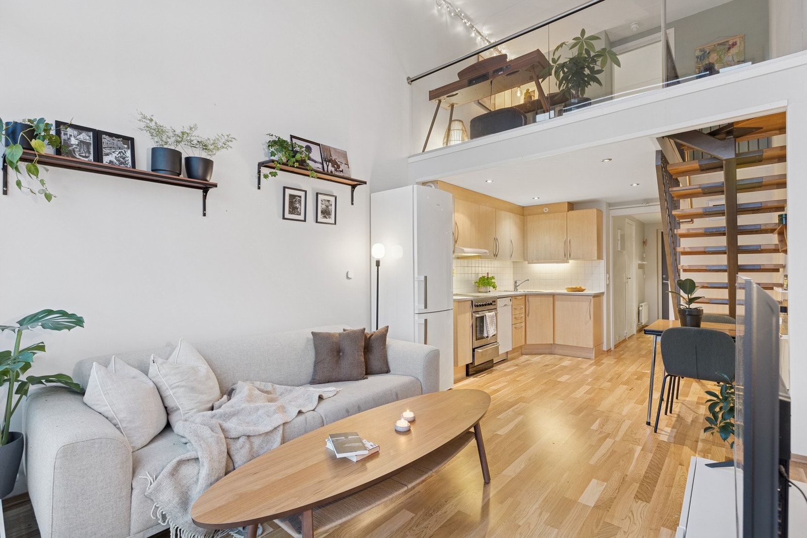 Leiligheten byr på en imponerende takhøyde som gir rommet en luftig følelse. Galleribilde