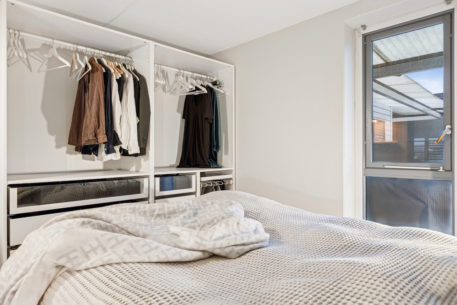 Soverommet oppleves som lunt og skjermet. Det har plass til dobbeltseng og oppbevaringsløsninger, og kan enkelt tilpasses etter behov. Galleribilde