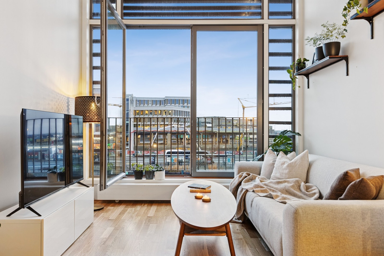 De store vindusflatene strekker seg høyt opp og slipper inn rikelig med dagslys, noe som forsterker romfølelsen og skaper en behagelig atmosfære. Galleribilde