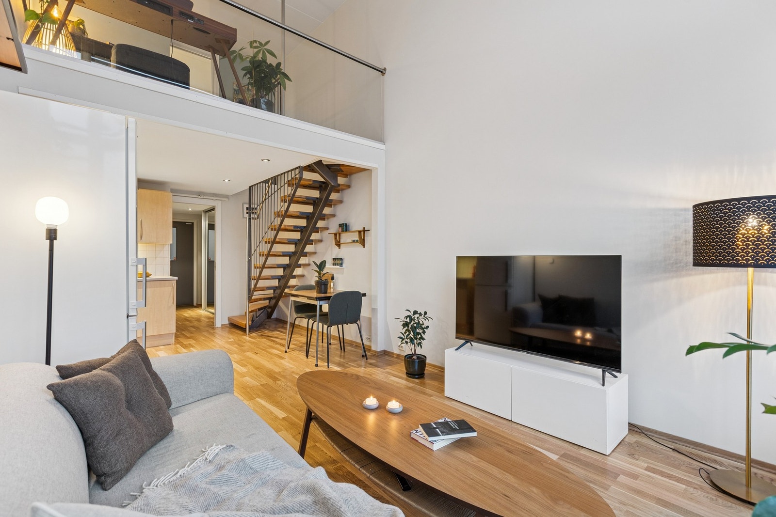 Stuen gir plass til både sofa- og spisegruppe, og egner seg godt for sosiale sammenkomster. Galleribilde