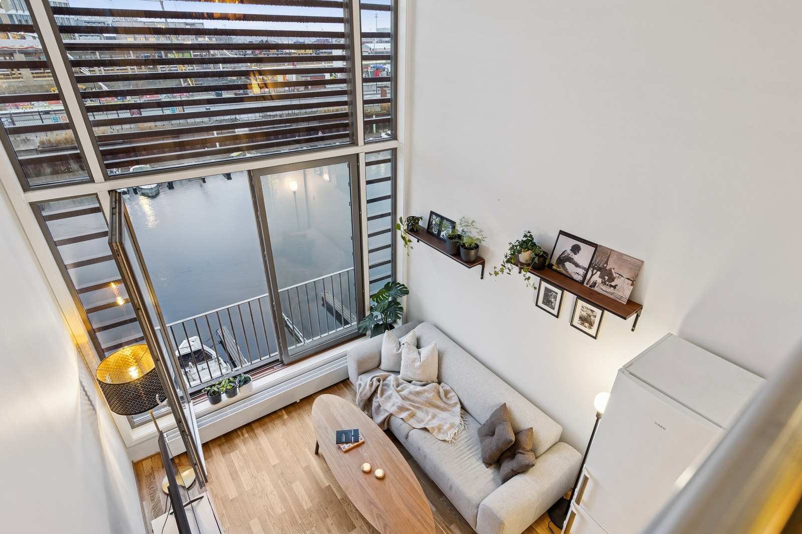 Den generøse takhøyden er et av leilighetens store høydepunkter. Her får du et åpent og volumrikt oppholdsrom hvor lys og luft står i sentrum. Galleribilde