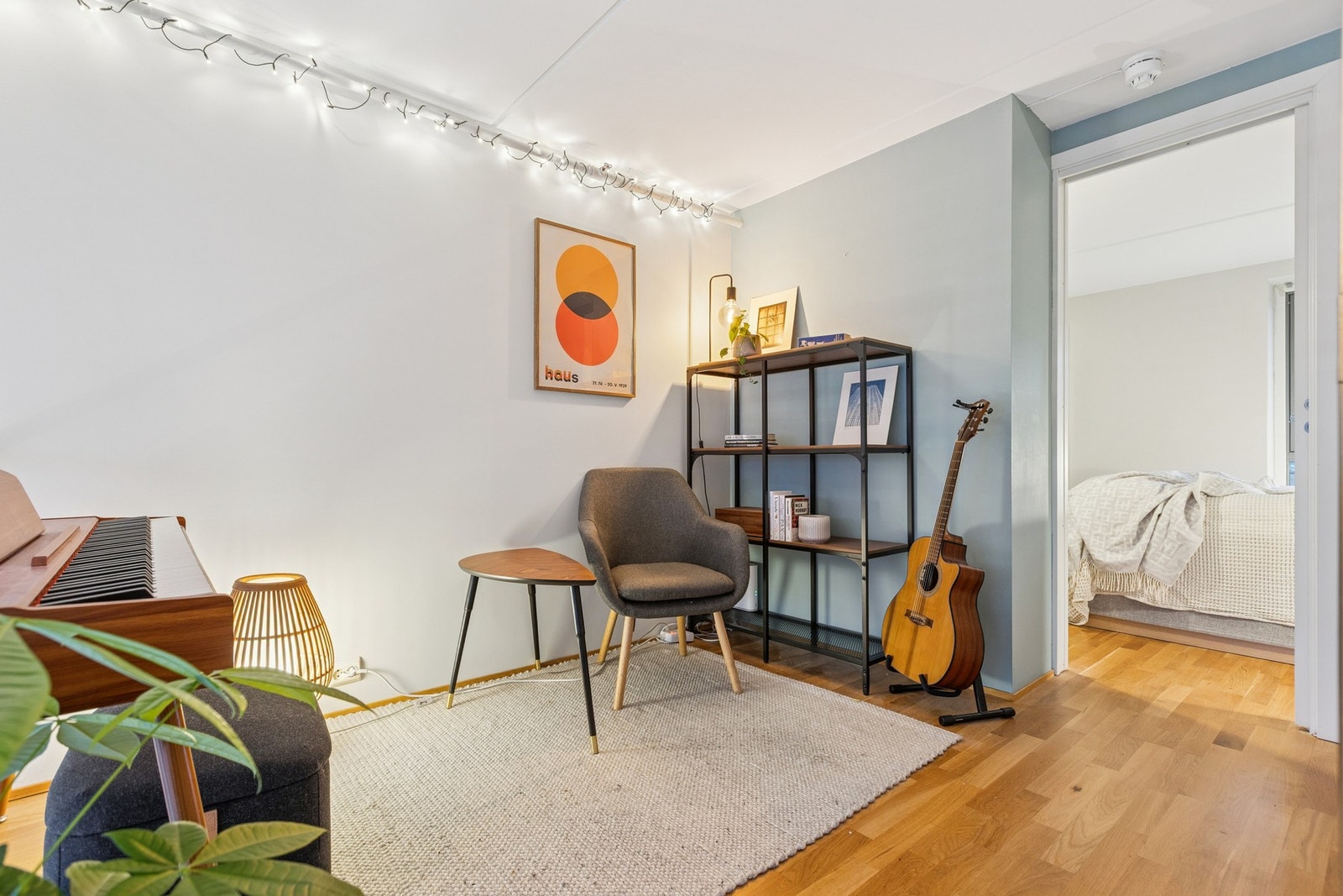 Overetasjen er innredet som et kontor/oppholdsrom med åpen løsning ned mot stuen. Galleribilde