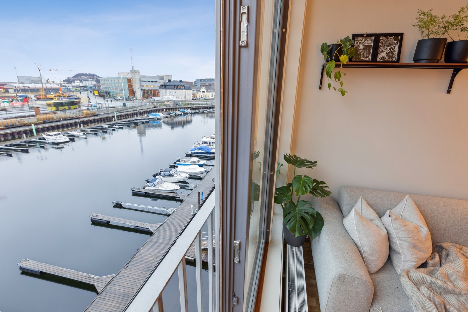 Fra stuen er det kort vei ut til store vindusflater med utsyn over elven. Galleribilde