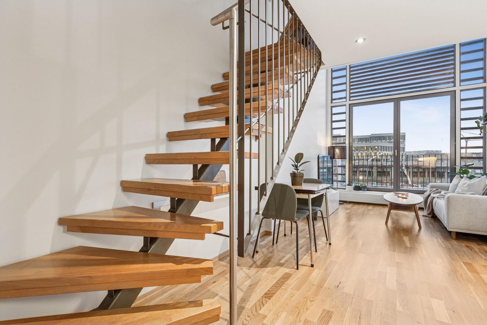 Moderne trapp fører opp til overetasjen, som har kontor/oppholdsrom og soverom. Galleribilde