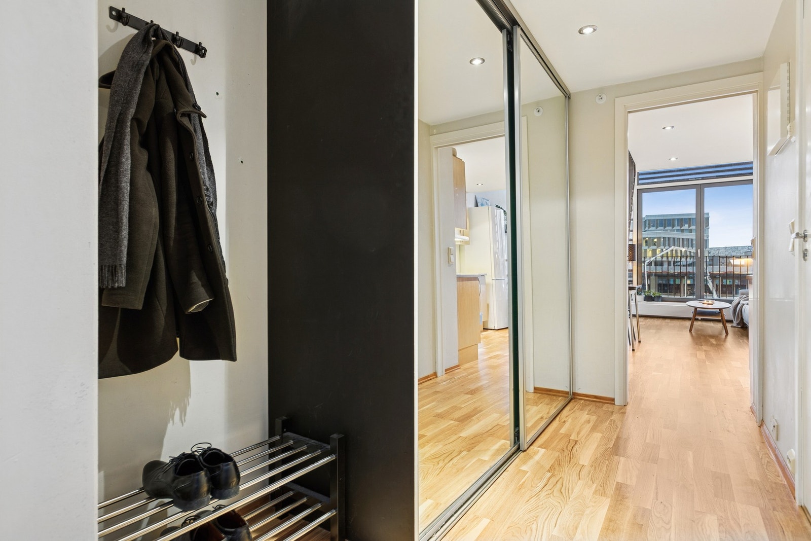 Du velkomnes inn til en flott entrè med god plass til oppbevaring av yttertøy. Galleribilde