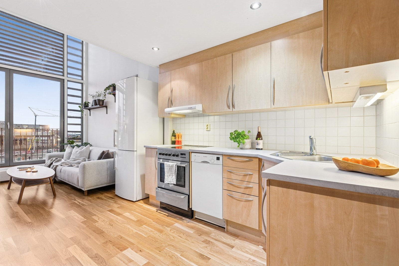 Kjøkkenet er praktisk utformet med lyse fronter, godt med skapplass. Galleribilde