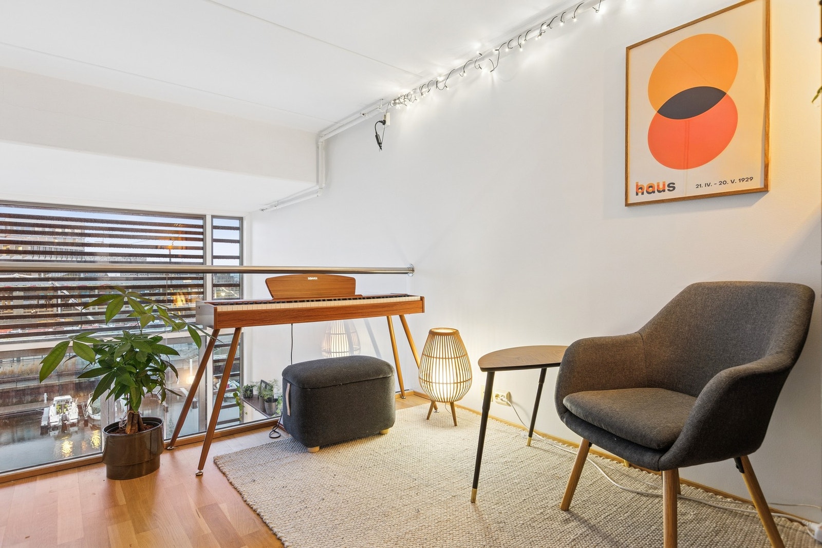 Her får du flott utsyn over hele oppholdsarealet, samtidig som den gode takhøyden skaper en romslig og luftig atmosfære. Galleribilde