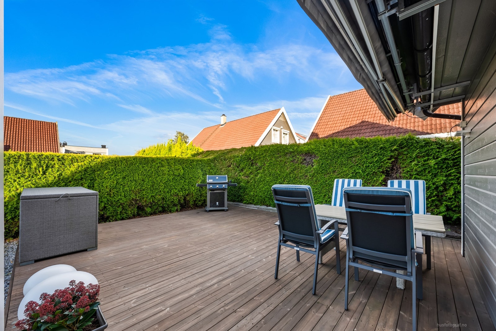 Uteplass på begge sider av huset sikrer gode solforhold gjennom dagen. Galleribilde