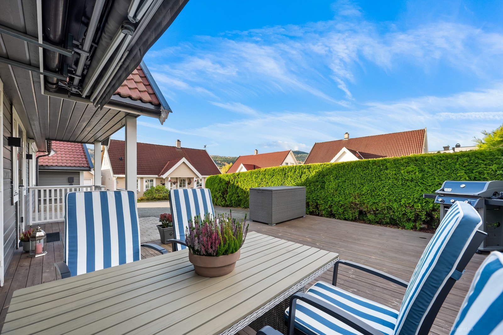 Overbygget inngangsparti med direkte tilknytning til den store markterrassen. Galleribilde