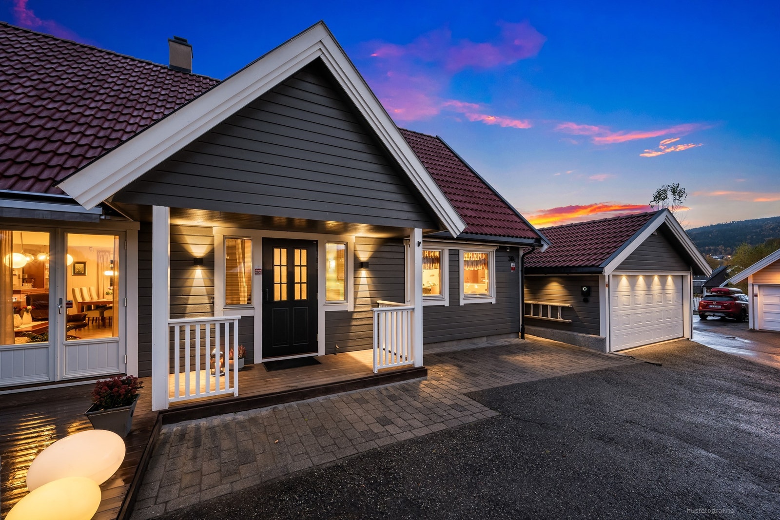 Enebolig med tilhørende garasje og asfaltert gårdsplass.
Foto: Haiman Askari Galleribilde