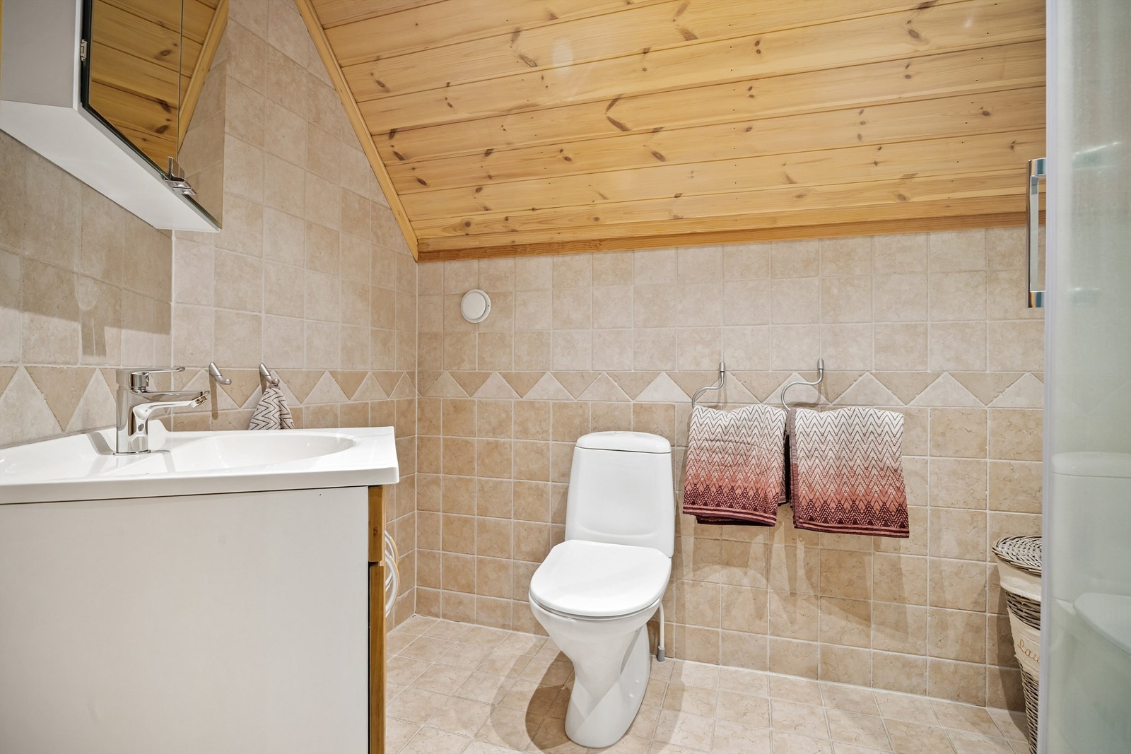 Badet i loftetasjen er fra ca. 2003-2004 og har fliser med gulvvarme. Galleribilde