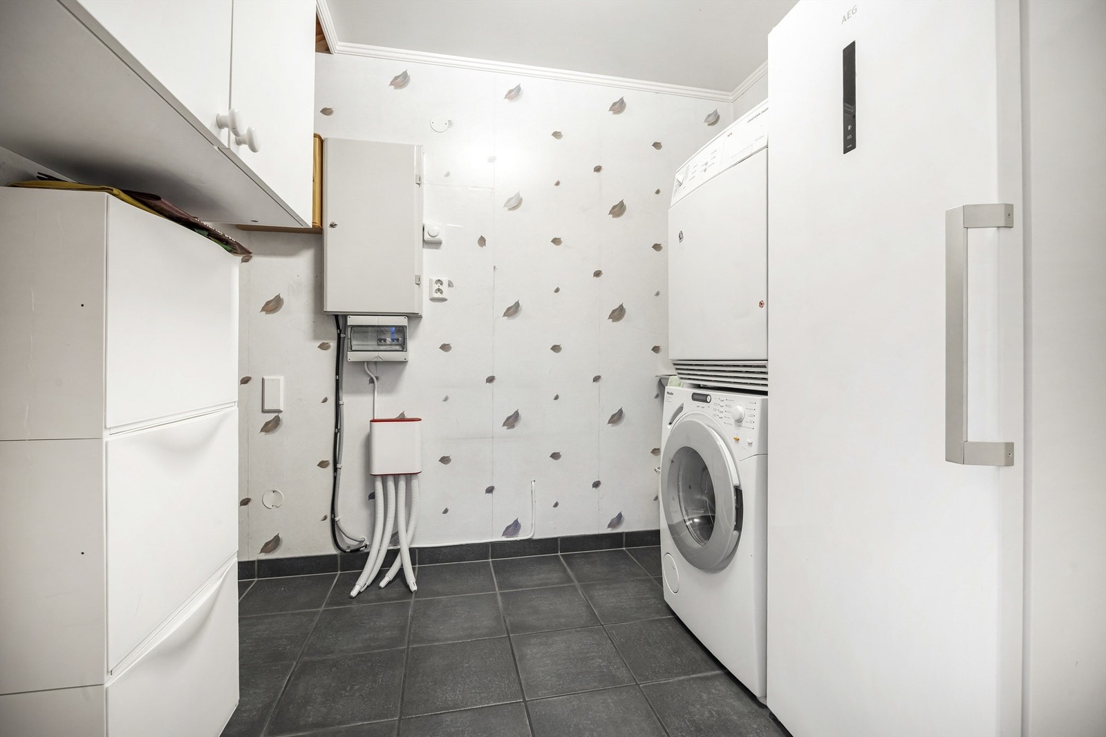 Praktisk vaskerom med ny 200L varmtvannsbereder fra 2023 og oppgradert sikringsskap fra 2022. Galleribilde