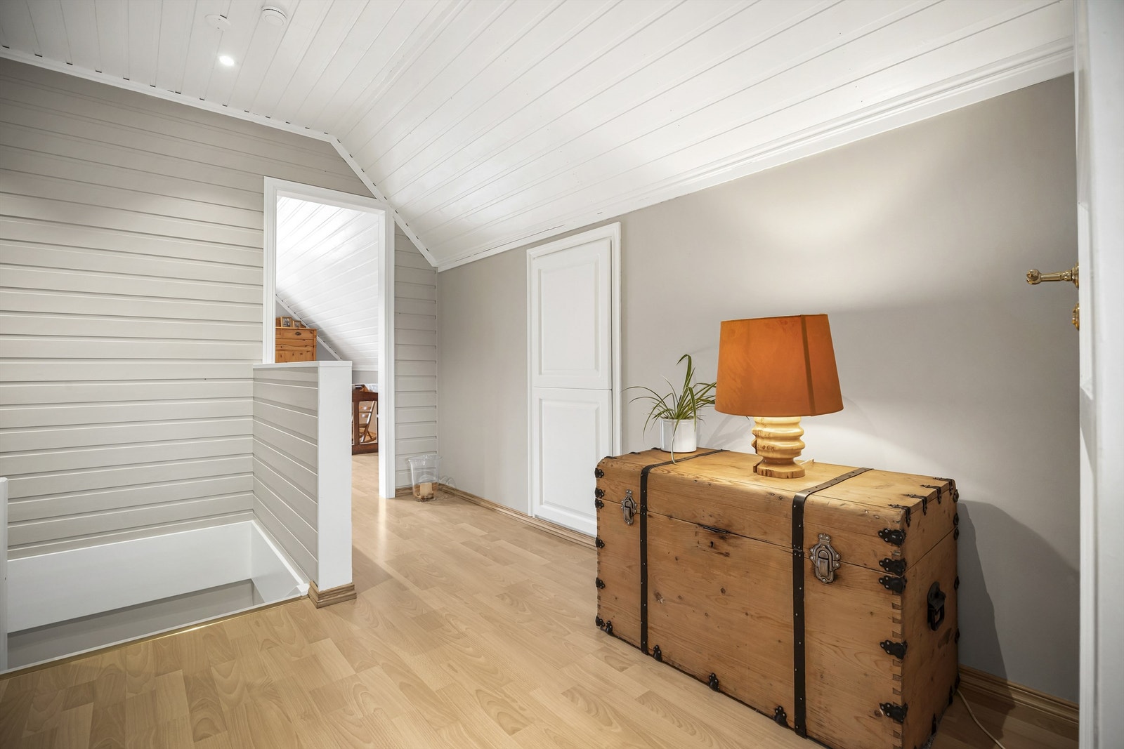 Tretrappen leder opp til en gang som forbinder rommene i loftetasjen. Galleribilde