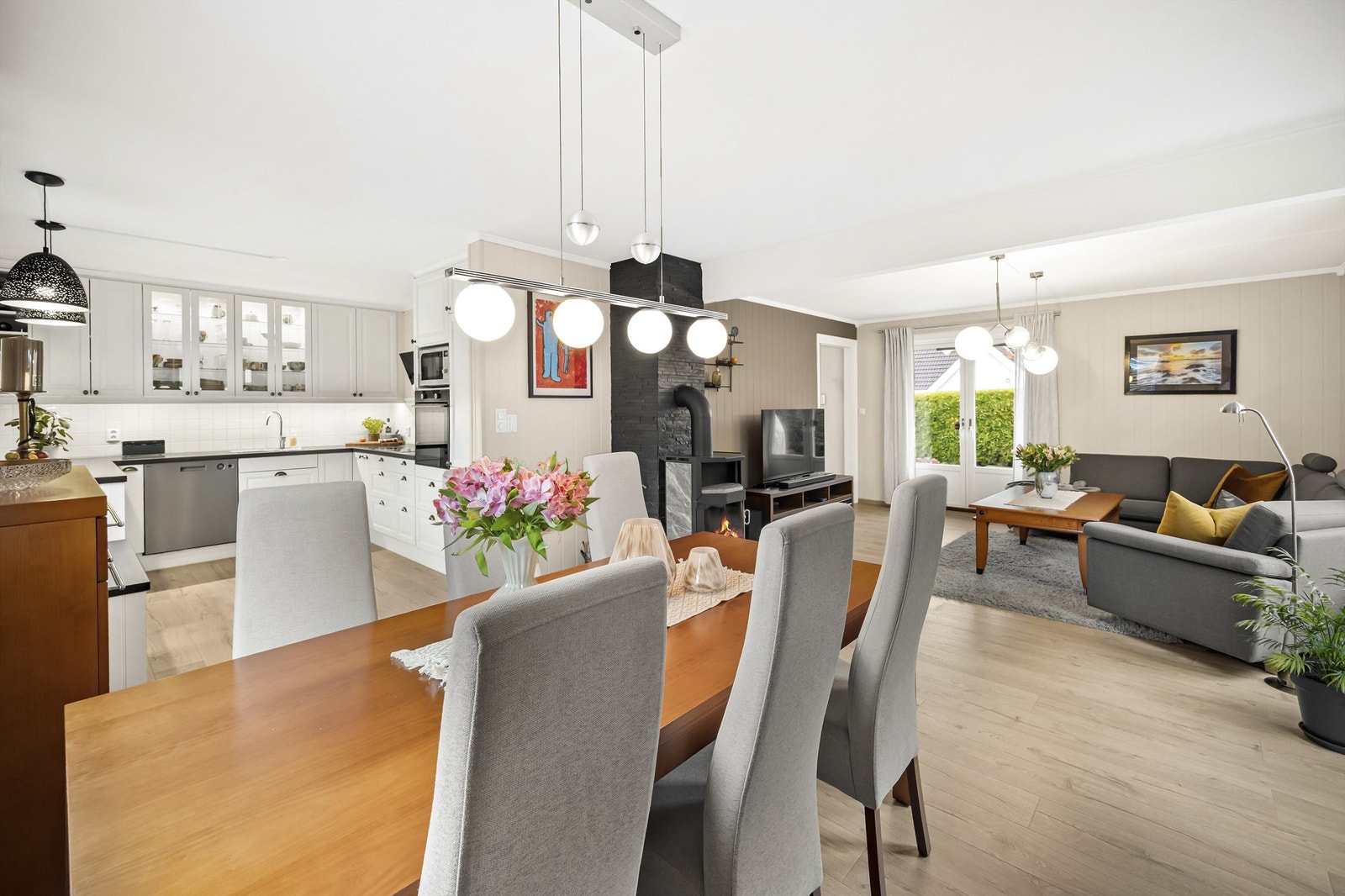 Den åpne planløsningen skaper en sosial og funksjonell sone mellom kjøkken, spisestue og stue. Galleribilde