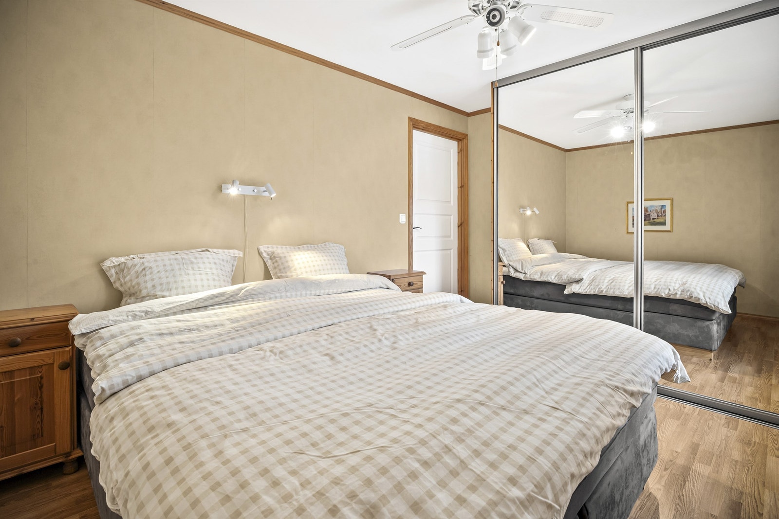 Hovedsoverommet er utstyrt med en romslig skyvedørsgarderobe med speilfronter. Galleribilde