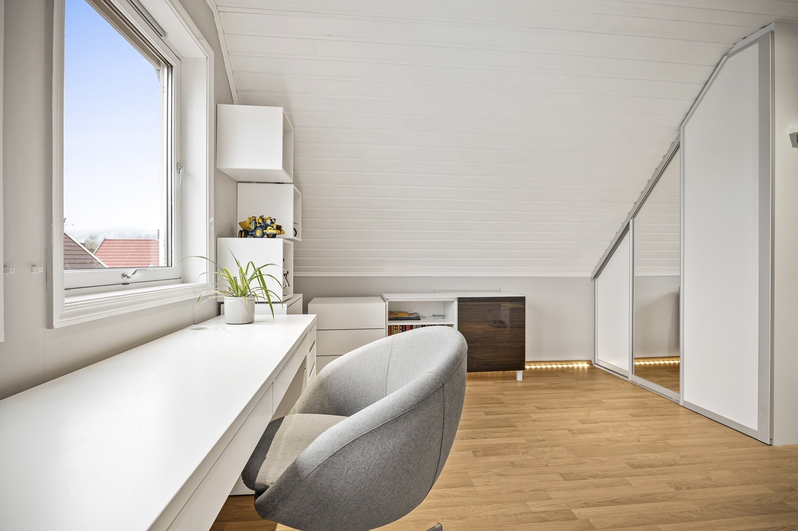 Soverommet har en plassbygget skyvedørsgarderobe som utnytter plassen under skråtaket effektivt. Galleribilde