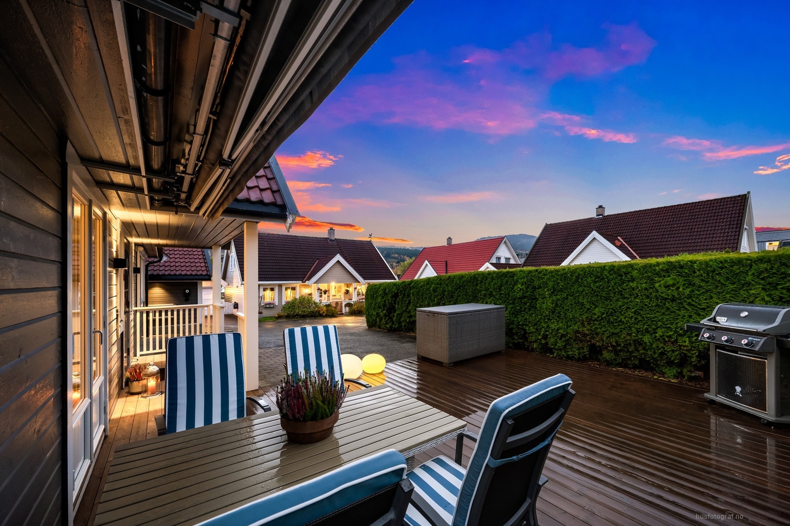 Integrert belysning på terrassen og fasaden skaper en stemningsfull atmosfære på kveldstid. Galleribilde