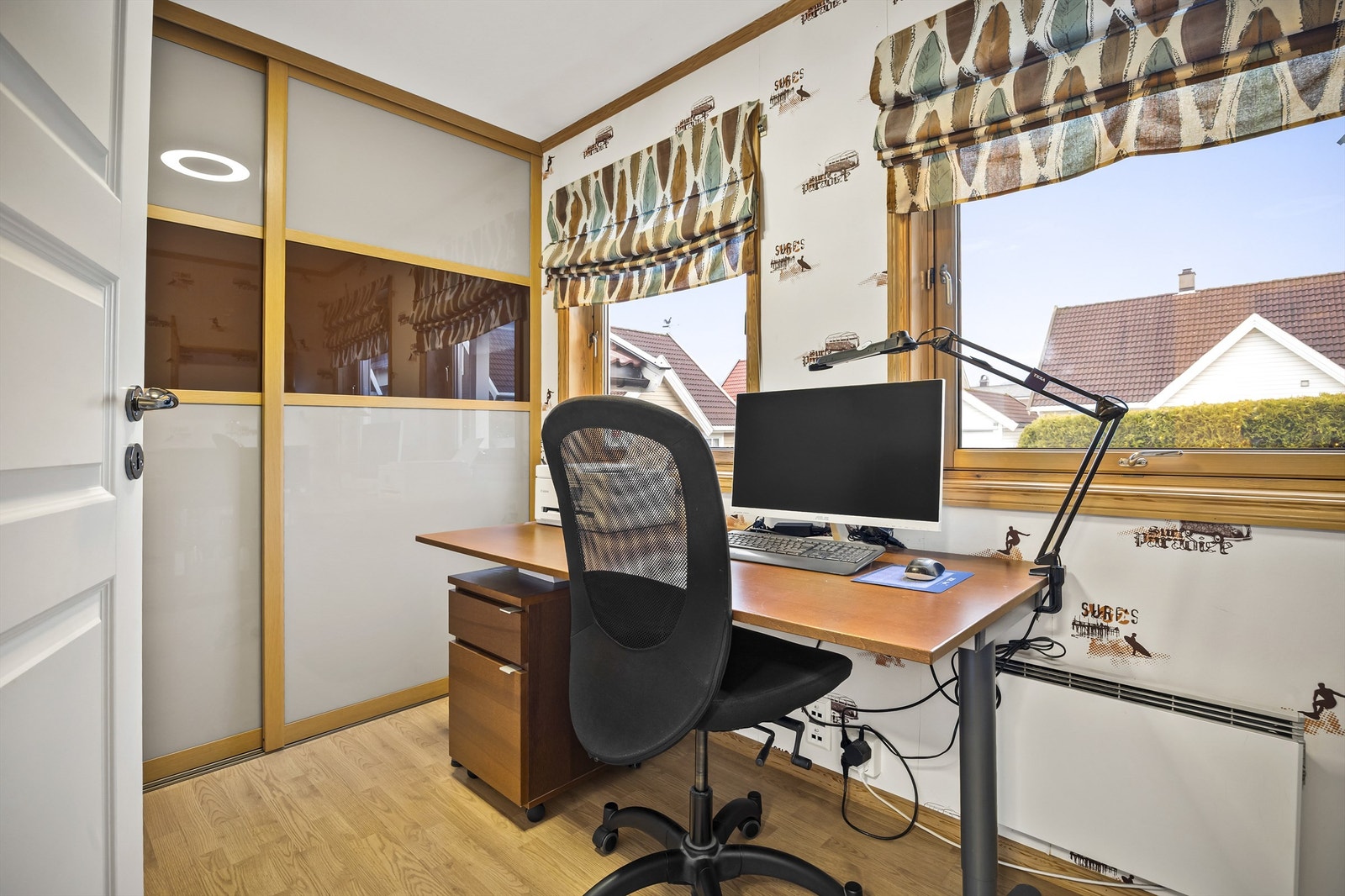 Det andre soverommet i etasjen er innredet som kontor og har også skyvedørsgarderobe. Galleribilde