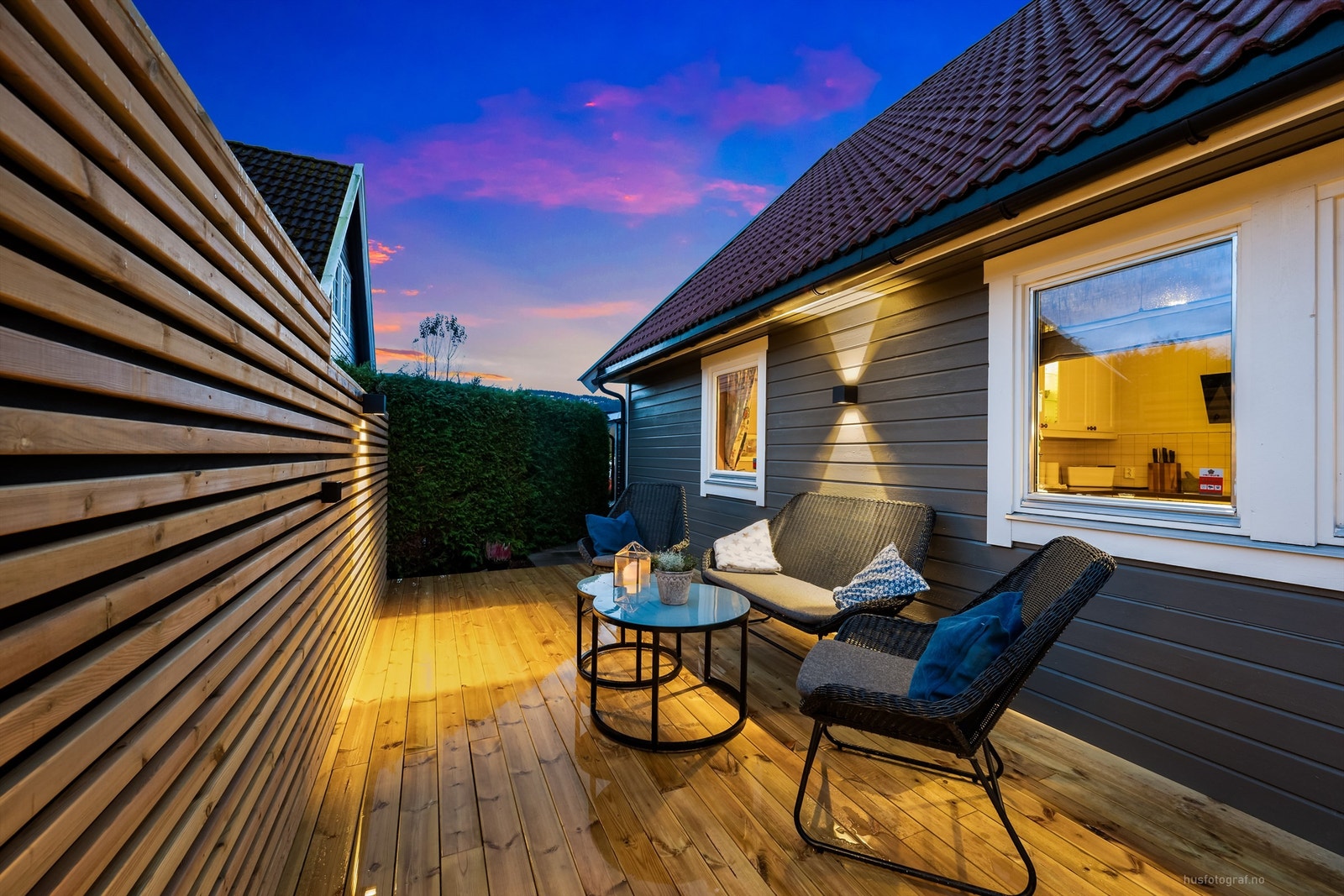 Den sydøstvendte markterrassen er på 78 m² og strekker seg rundt tre sider av boligen. Galleribilde