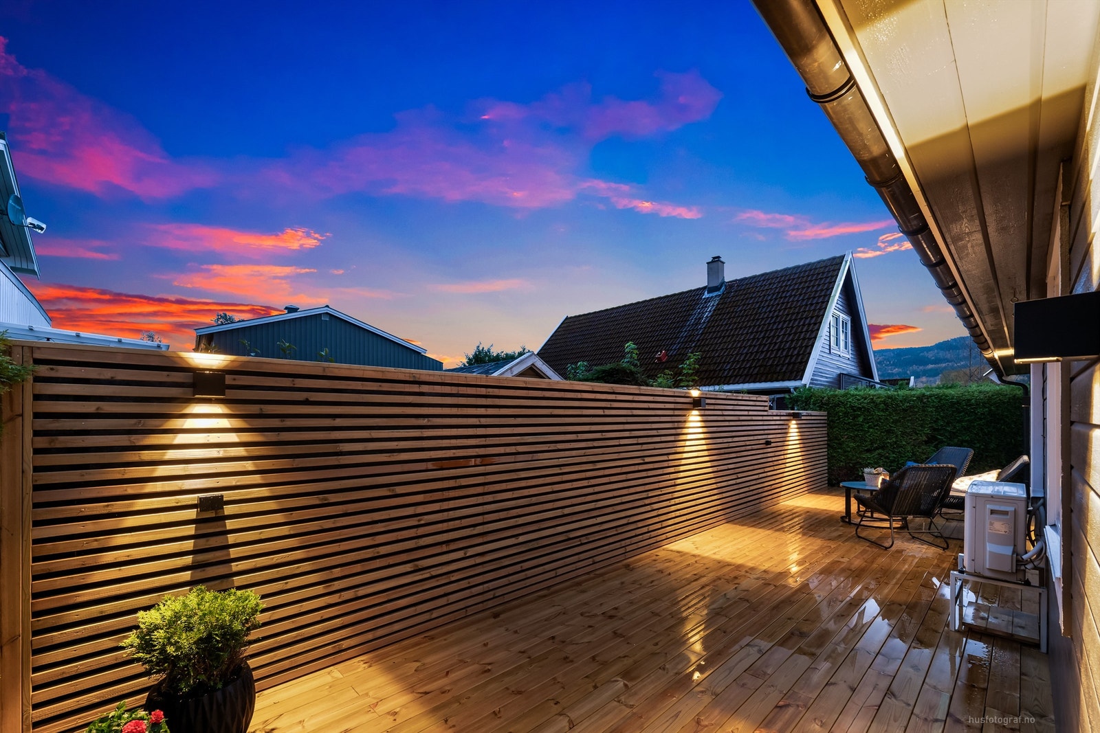 Terrassen med levegg i tre gir et skjermet og privat uterom. Galleribilde