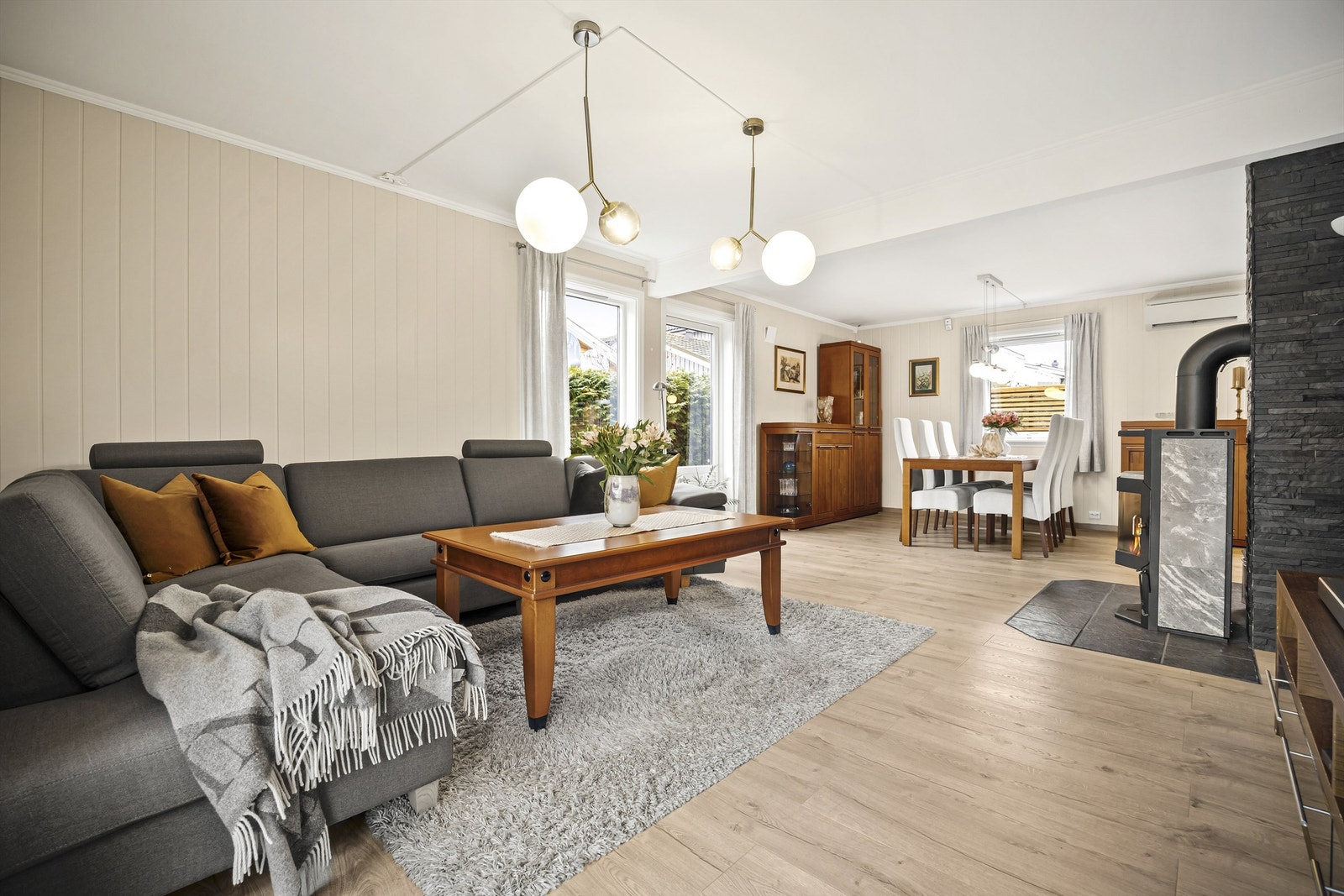 Stuen har en åpen løsning mot spisestue og kjøkken, med vindusflater langs tre yttervegger. Galleribilde