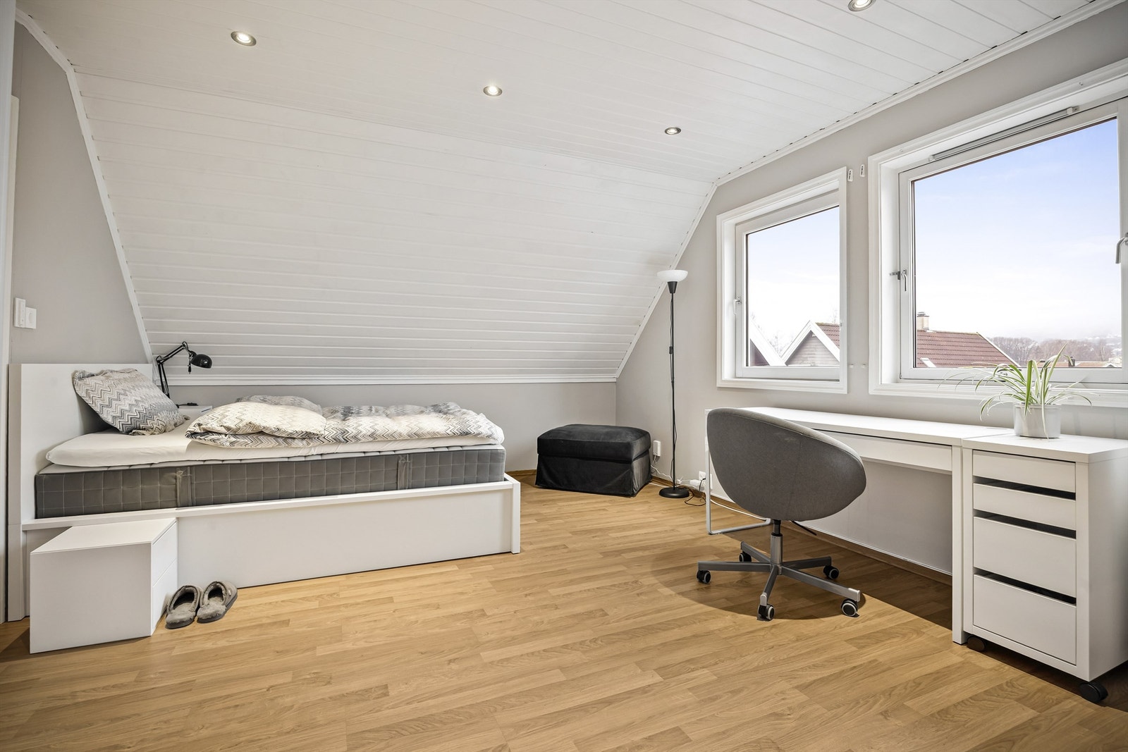 Romslig soverom i loftetasjen, opprinnelig byggemeldt som to rom, med god plass til møblering. Galleribilde