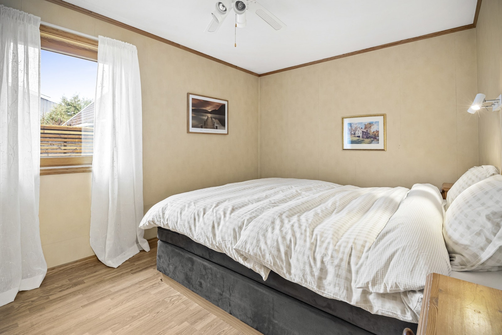 Boligen har to soverom i første etasje. Dette er hovedsoverommet. Galleribilde