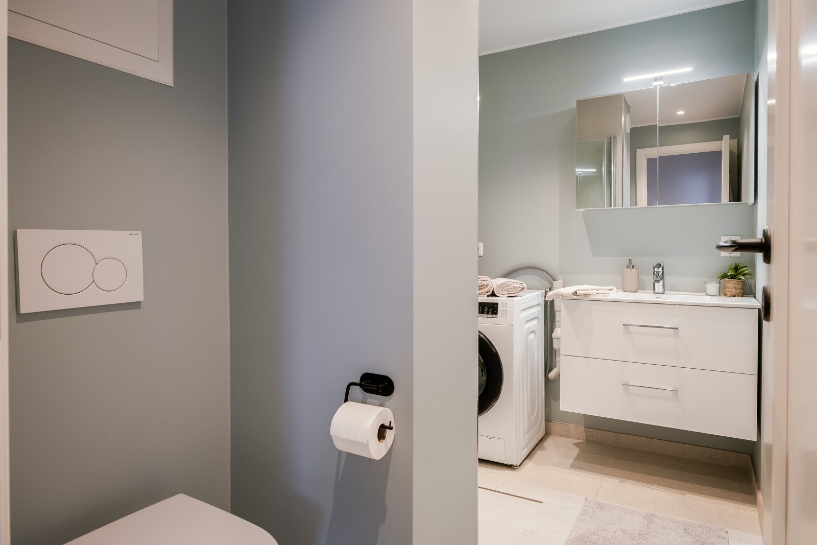 Badet har lekker belysning og fin utforming Galleribilde