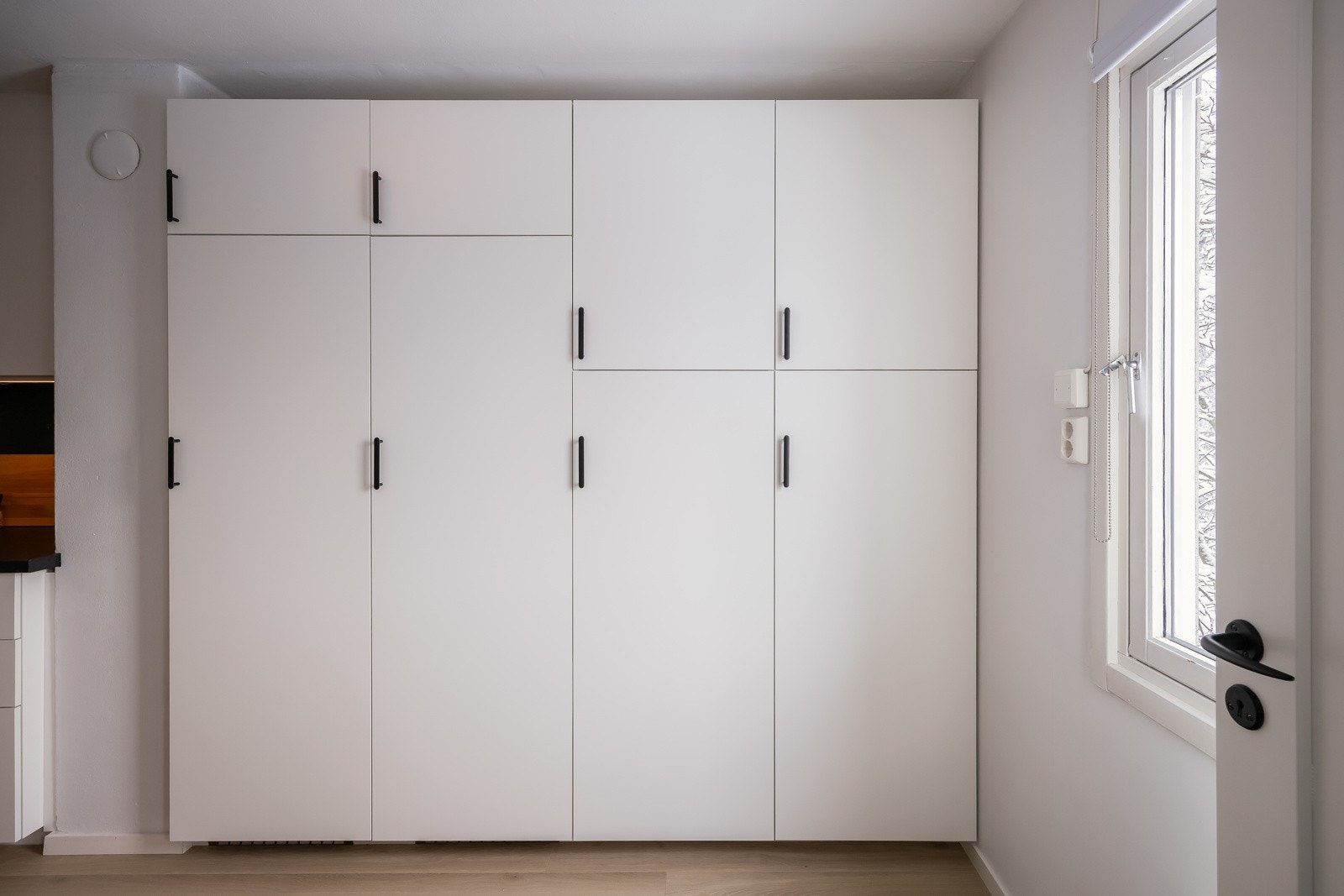 Kjøkkenet er også helt nytt, med plassbygde kjøkkenskap Galleribilde