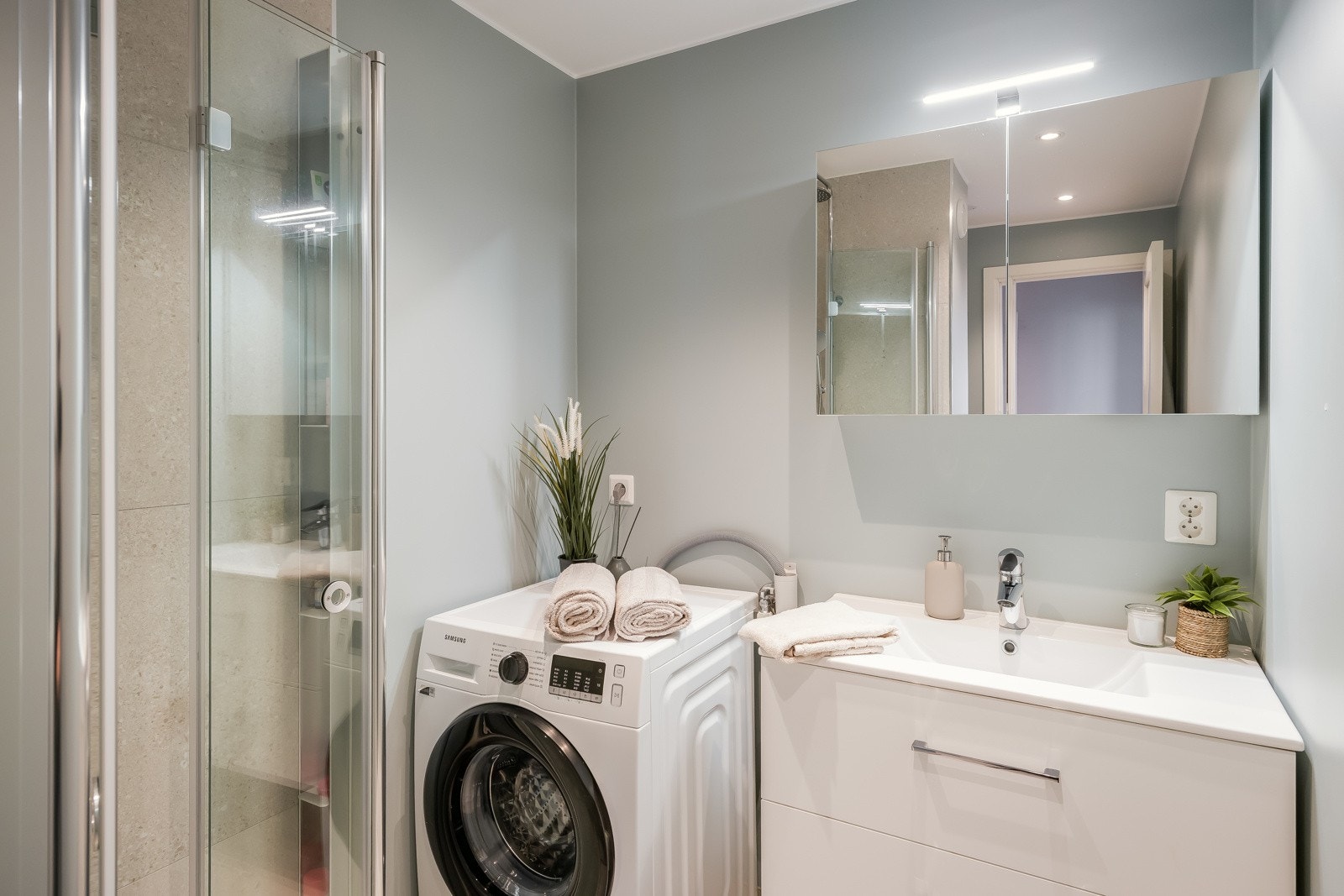 God plass til vaskemaskin og eventuell tørketrommel Galleribilde