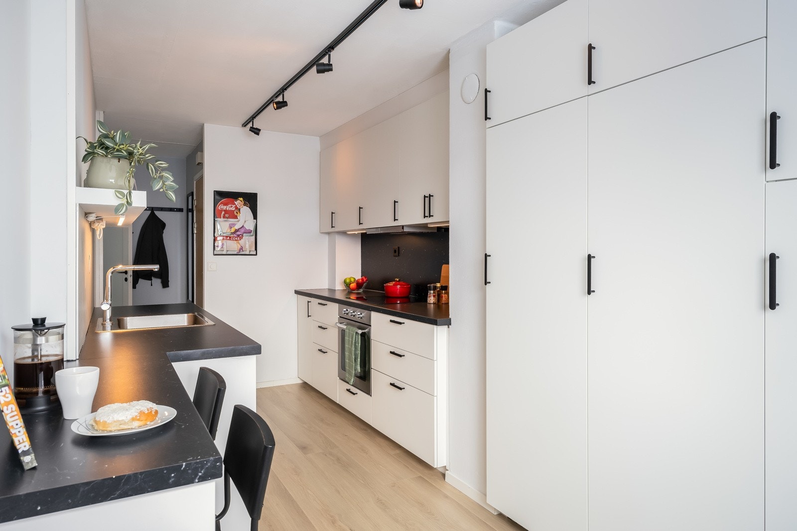 Legg også merke til den pene spotskinnen i taket Galleribilde